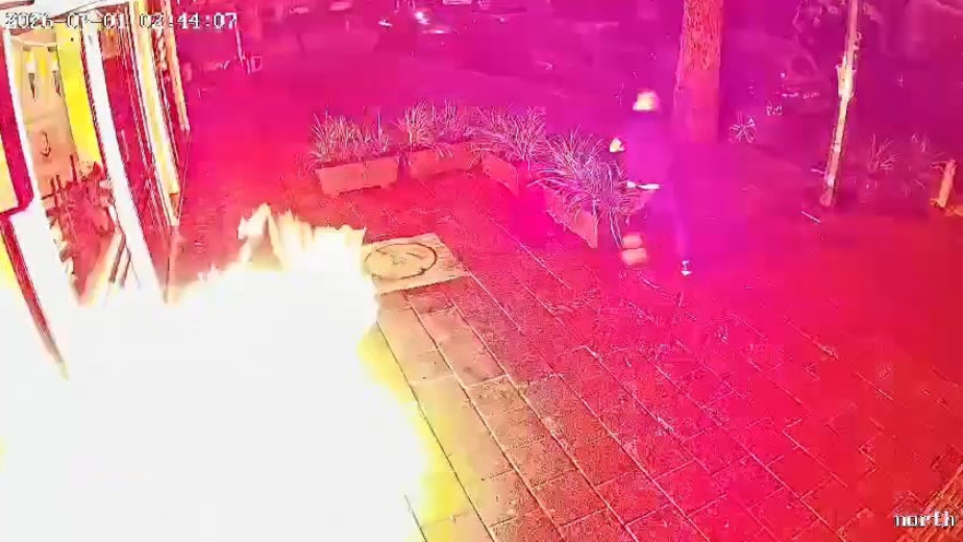 רעולי פנים עם קסדות מציתים את בית הקפה "בנדיטה" ברמת גן