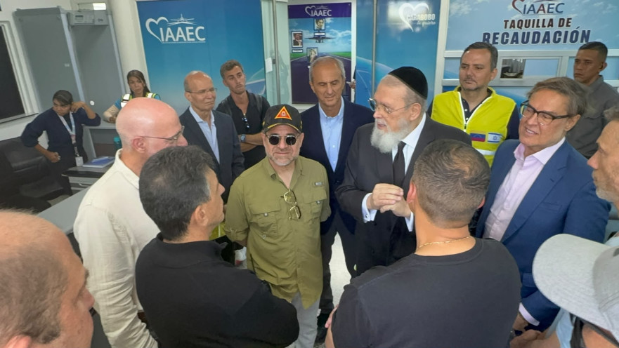 הרב הראשי בוונצואלה יצחק כהן עם המשלחת הישראלית