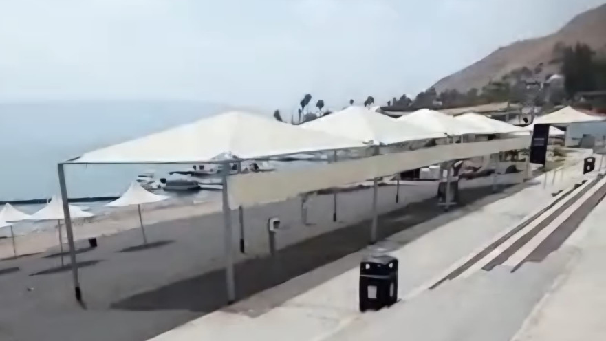 בדי הסתרה סביב הסככות בחוף בטבריה