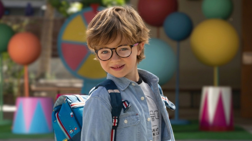 ילד מרכיב משפקיים עם עדשת Essilor Stellest