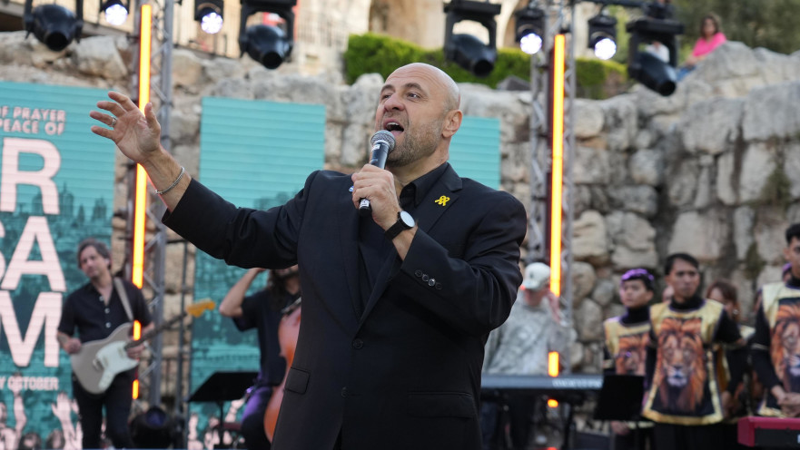 בישוף רוברט סטרנס, מייסד ונשיא ארגון Eagles' Wings