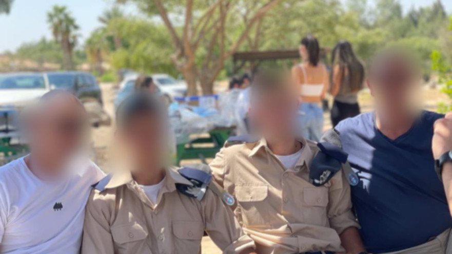 שני בוגרי קורס הטיס החדשים