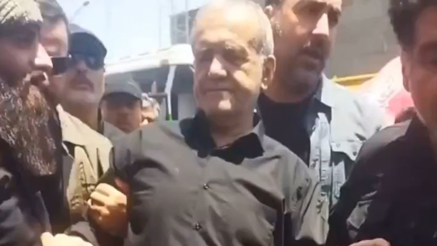 נשיא איראן מסעוד פזשכיאן מותקף בהלווית עלי חמינאי