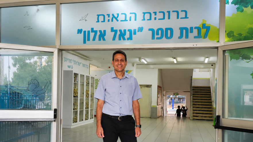 יניב שמיל, מנהל בית הספר יגאל אלון