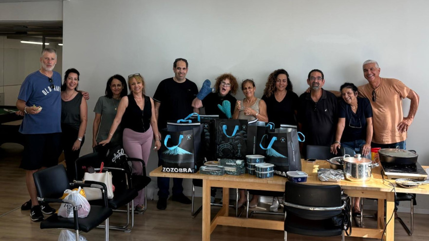השף אסף אטיאס ומתנדבי עמותת שניר למען חיילים בודדים ברמת גן 