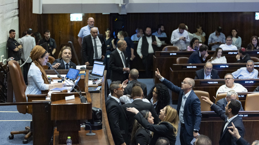 מהומה בכנסת בהצבעה להקפאת מעצר עריקים חרדים