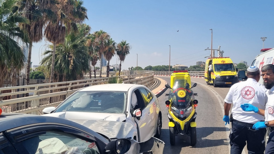 צוותי מד"א בזירת התאונה באשדוד