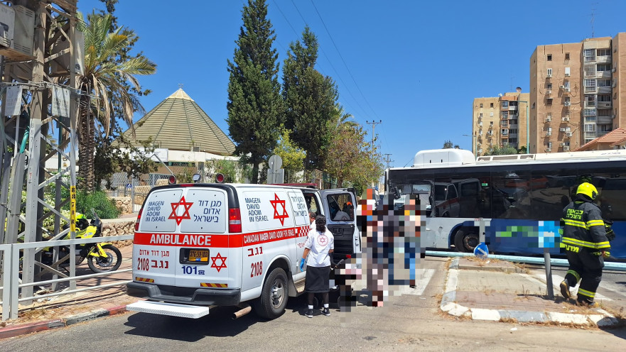 אוטובוס פגע בעמוד ברחוב שאול המלך בבאר שבע, 8 נפצעו