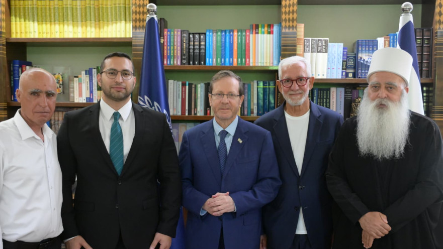 יצחק הרצוג עם נציגי החברה הדרוזית