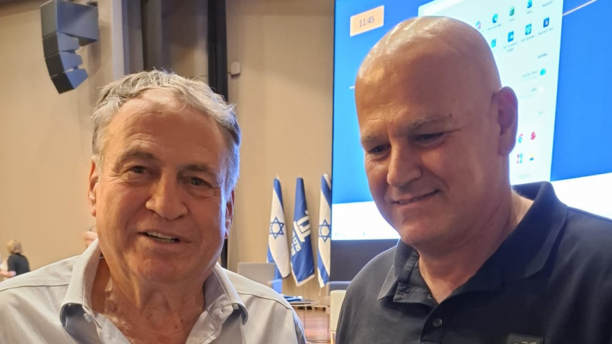 תא"ל(מיל') משה ( צ'יקו) תמיר ואלוף(מיל') עוזי דיין בכנס הניצחון
