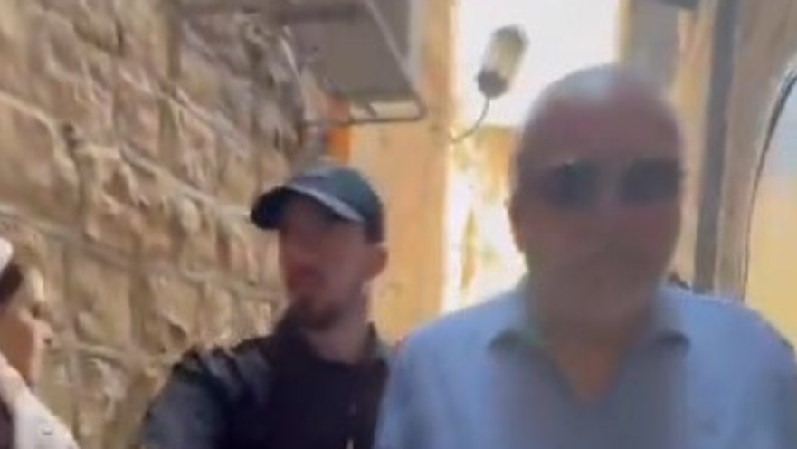 אביגדור ליברמן מובל החוצה מבית הקפה בירושלים