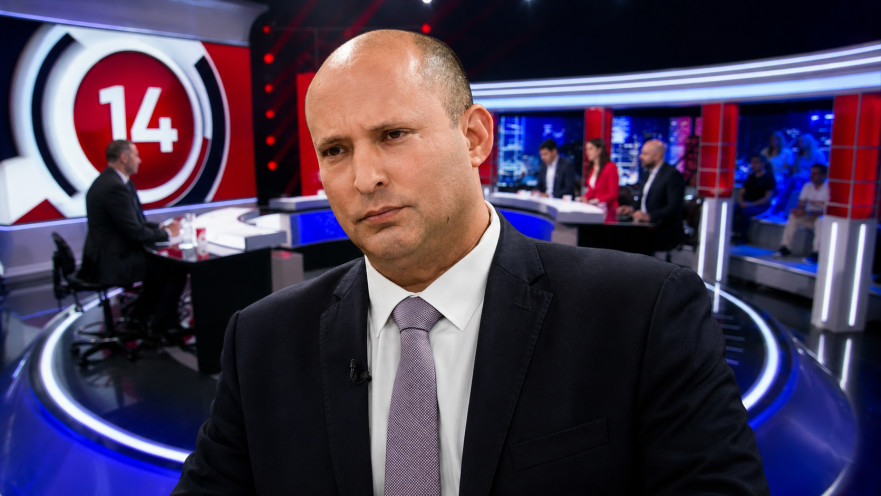 נפתלי בנט על רקע אולפן הפטריוטים