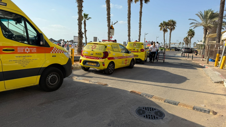 צוותי מד"א סמוך לחוף בנתניה