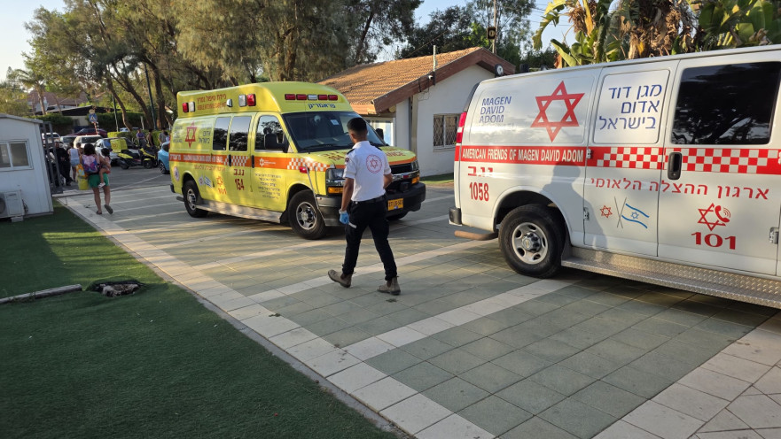 צוותי מד"א בבריכה הציבורית בעומר