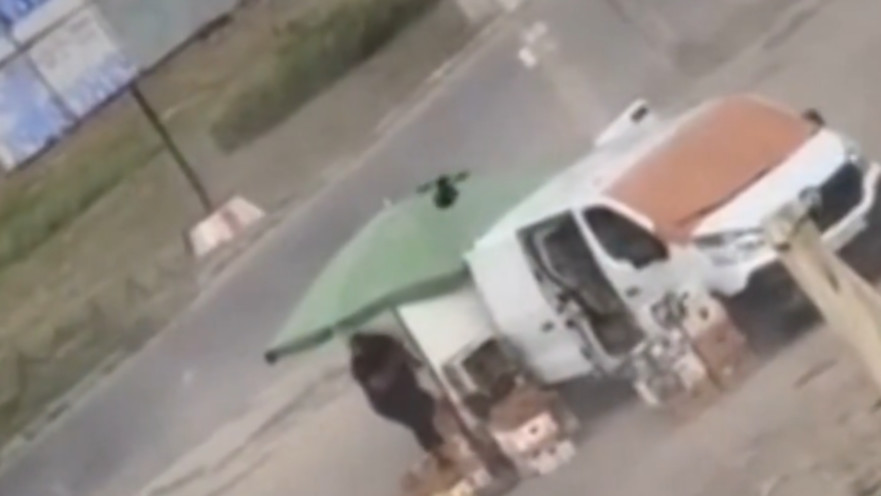 רחפן רוסי עוקב אחרי מוכר ירקות אוקראיני