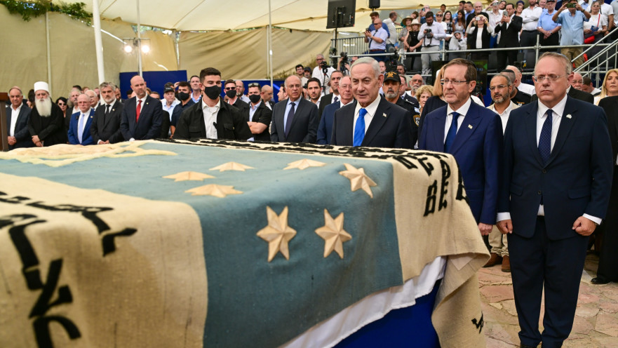 טקס העלאת עצמותיהם של סבו וסבתו של הרצל ז"ל