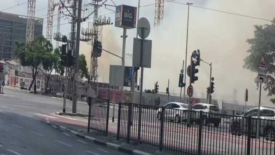 שריפה ברחובות ז'בוטינסקי ומשה דיין בפתח תקווה בתוך אתר בנייה של מתחם ביג