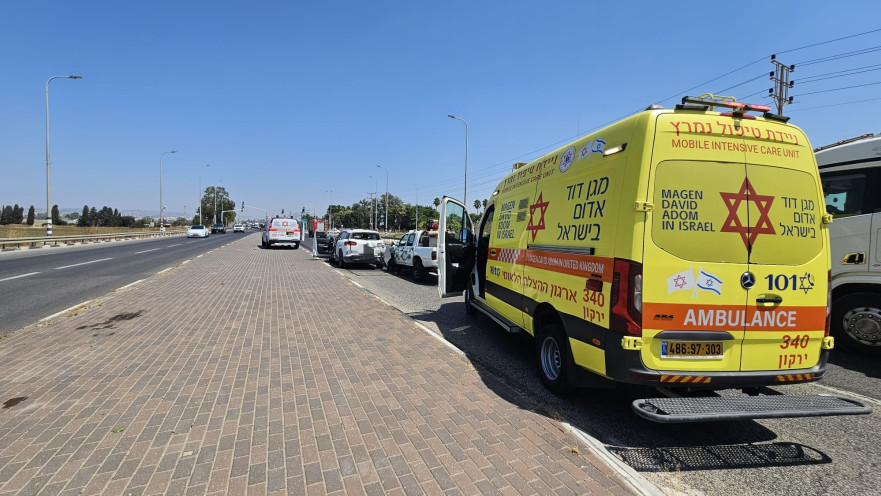 צוותי מד"א בזירת התאונה סמוך לצומת קלנסווה