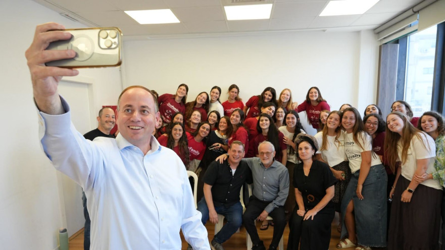 ראובן פינסקי נפרד מבנות השירות של "משפחה אחת"