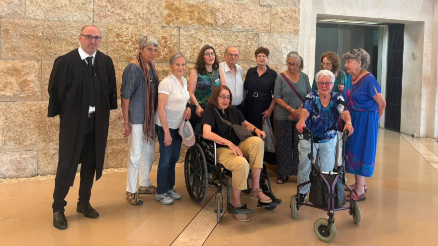 העותרים בעתירות שדורשות פתיחת קלפיות בבתי אבות ועורך דינם בבית המשפט העליון