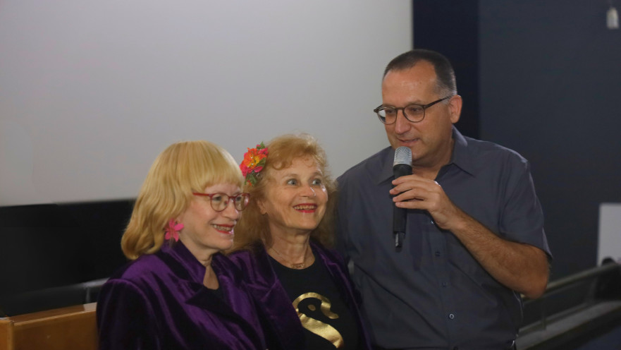 רן קוניק עם צלילה והדסה, בנותיו של יוסף באו