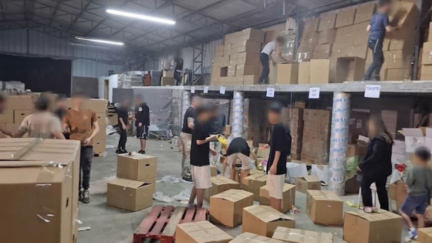 אריזת סלי מזון המחסן הלוגיסטי של מרכז החסד חב"ד אור בלב