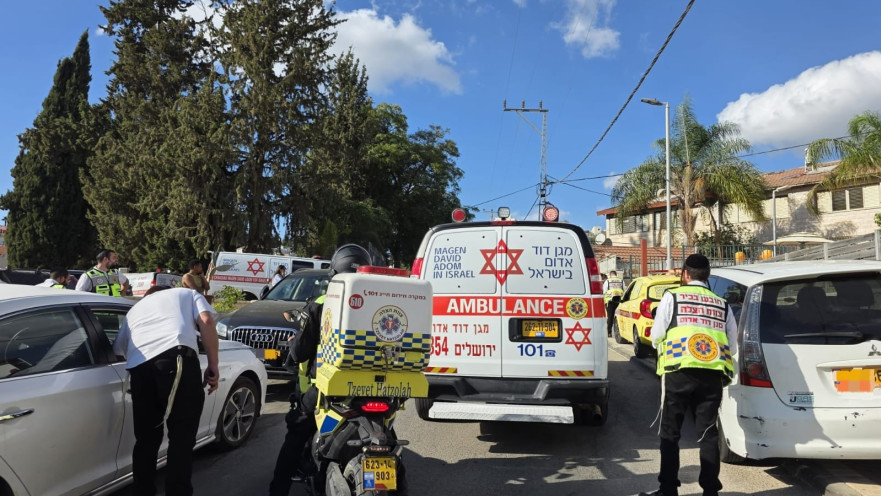 צוותי מד"א באירוע הדקירה בבית שמש