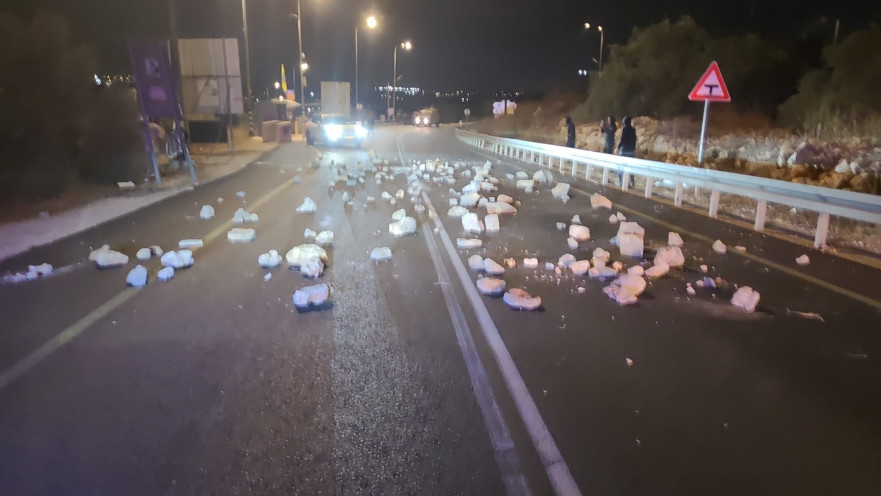 אבנים על הכביש