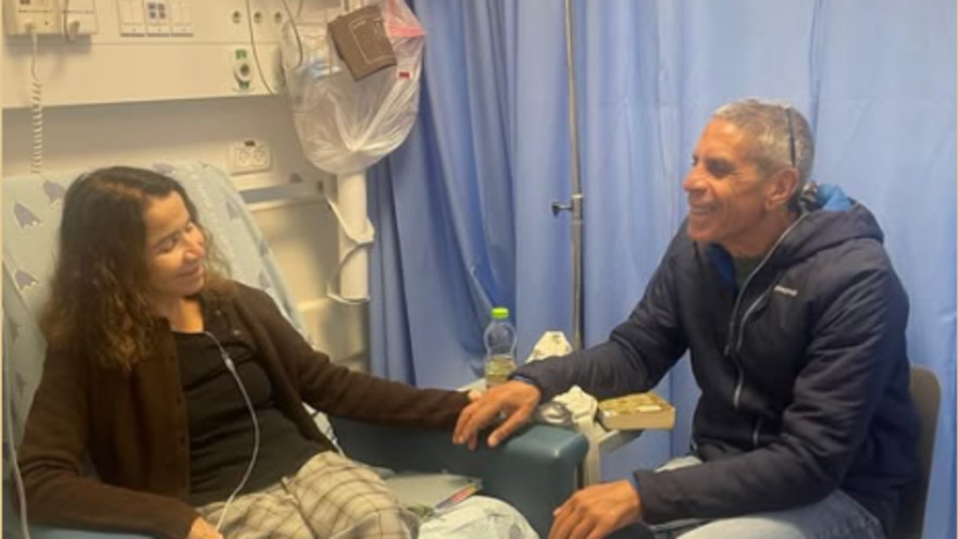 שלי יחימוביץ' בבית החולים עם בן זוגה עובד