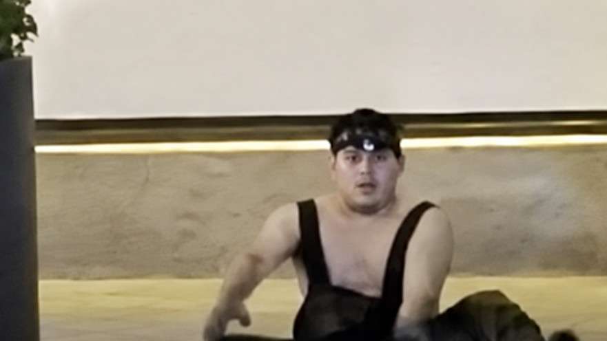 אדם יוצא מהביוב במנהטן, ניו יורק