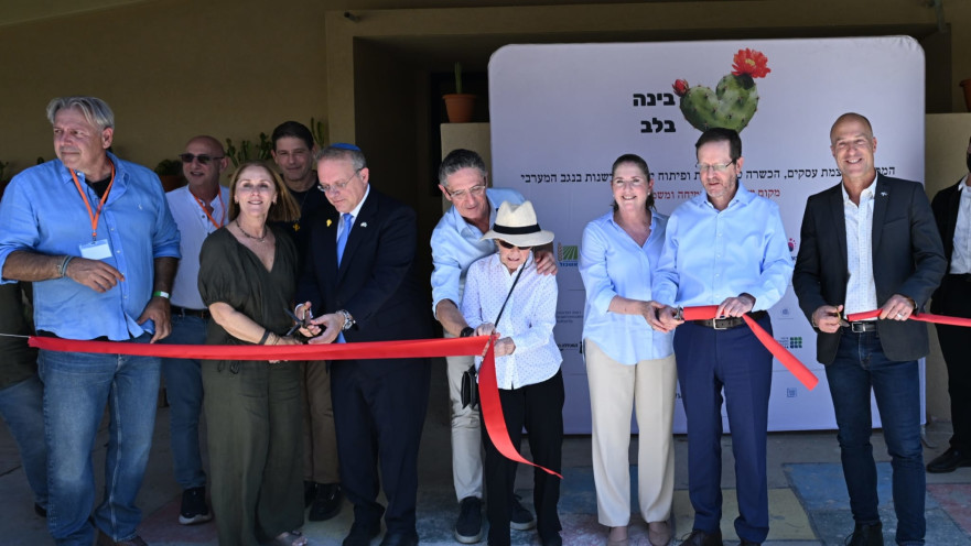  גוזרים את הסרט בניר עוז