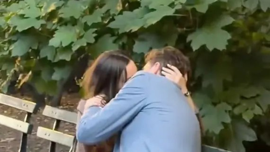 הזוג שנתפס מתנשק בניו יורק