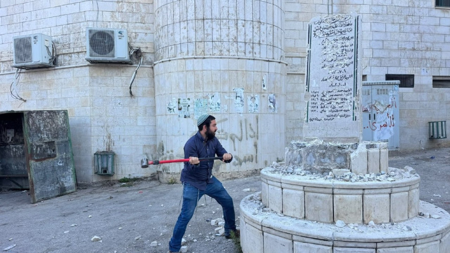 צבי סוכות הורס את האנדרטה