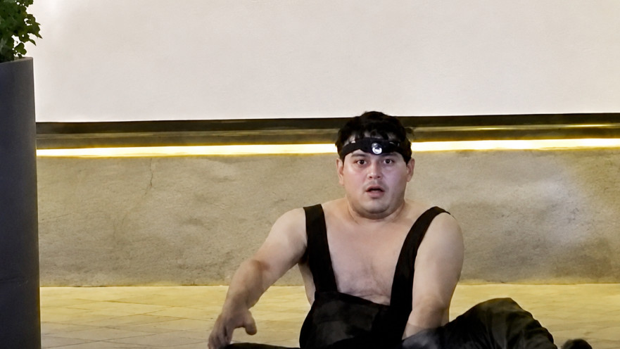 אדם יוצא מהביוב במנהטן, ניו יורק 