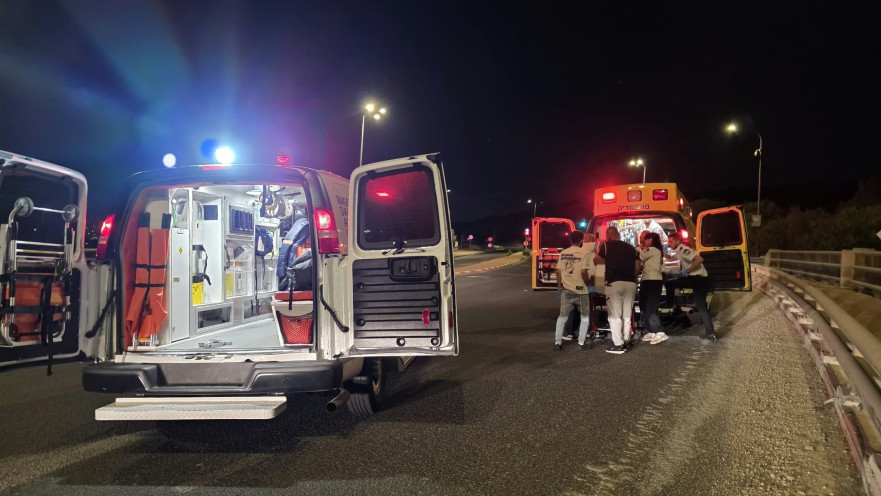 צוותי מד"א בזירת התאונה בראש העין