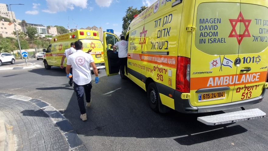 צוותי מד"א בזירת התאונה בירושלים