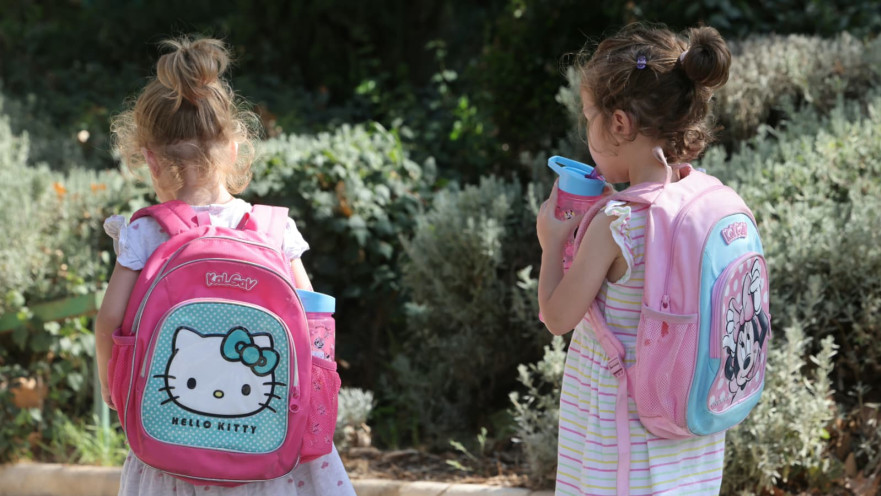 פתיחת שנת הלימודים. ילדות הולכות לגן ולבית ספר
