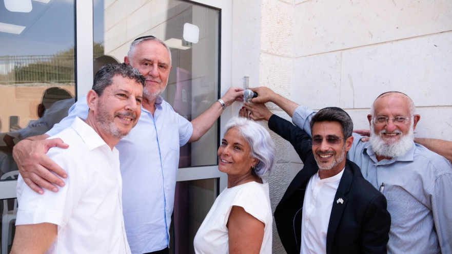 קביעת מזוזה בבית הספר רוטמן "גוונים" בקריית שמונה