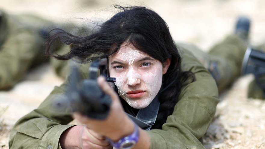 לוחמת בבית ספר למ"כים ולמקצועות חי"ר