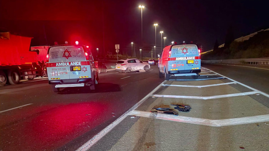 צוותי מד"א בזירת התאונה בכביש 431