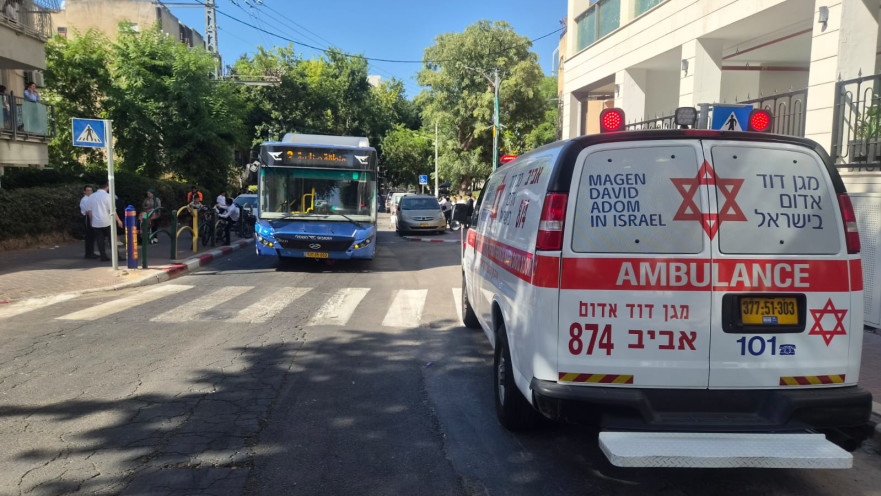אוטובוס פגע בילד ברחוב יגאל אלון בבני ברק