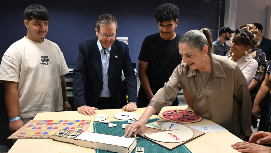 נשיא המדינה יצחק הרצוג עם חניכי תכנית "ביטמייקר"