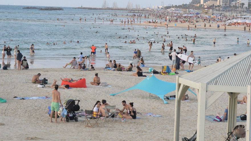 מבלים בחוף הים בתל אביב, ראש השנה תשפ"ז