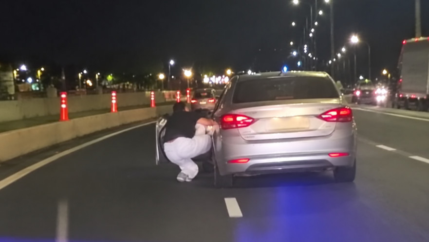 השוטרת בראשון לציון נתלית על דלת הרכב