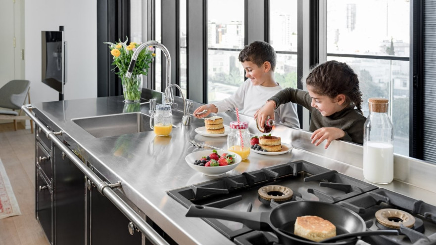 מטבח של DEMANINCOR, באדיבות ניגא שף FOR HOME