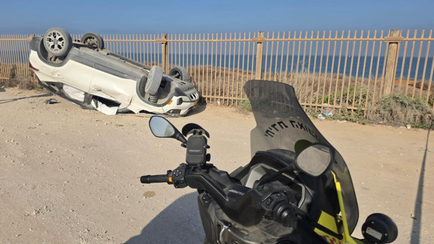 רכב התהפך בהרצליה, רוכב אופניים נפצע אנוש