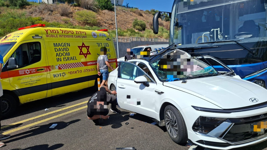 תאונת דרכים בין רכב לאוטובוס בכביש 20