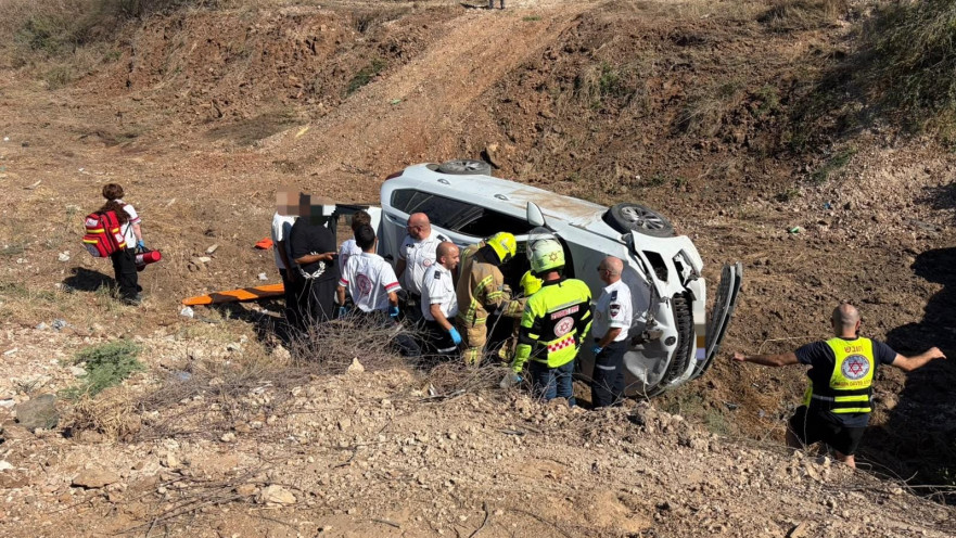 הרכב שהתהפך בדרך גישה בין ניר צבי ללוד