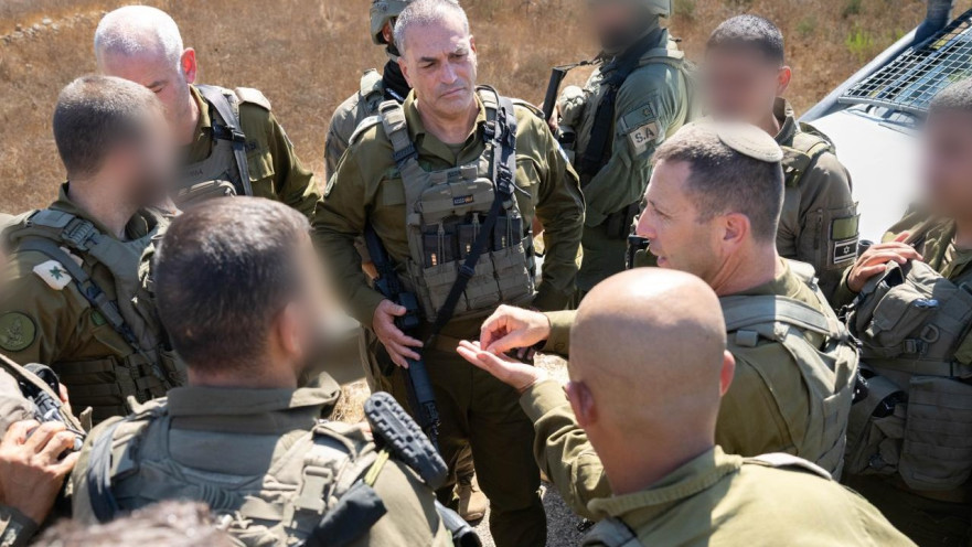 אייל זמיר בזירת הפיגוע בשומרון