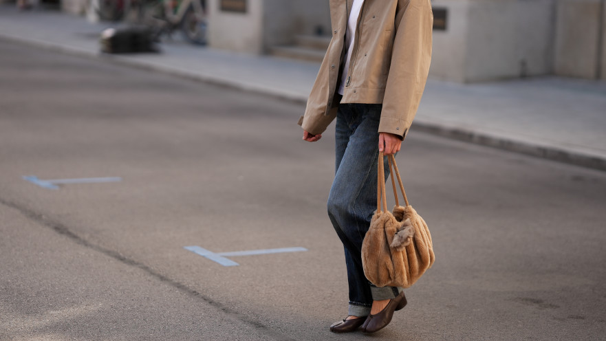 לואיזה זיקלר בג'ינס כהה עם מכפלת מקופלת של Massimo Dutti ונעלי Tabi של Maison Margiela במינכן